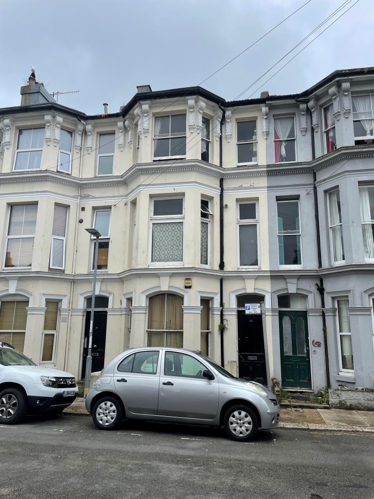 Lot: 25 - BLOCK OF THREE FLATS FOR INVESTMENT - Freehold three story bayfronted terraced building